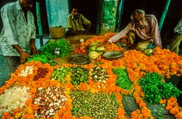 Delhi;-Étal;-Fleurs;-Guirlandes;-Œillets-dInde;-Inde;-Kaleidos;-Kaleidos-images;-La-parole-à-limage;-Légumes;-Marchand;-Marché;-Shahjahanabad;-Stories-Pictures;-Tarek-Charara;-Vie-quotidienne;-Vieux-Delhi